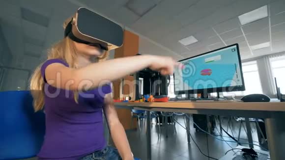 十几岁的女孩在空中画画时戴着虚拟眼镜3D虚拟现实在教育中视频的预览图