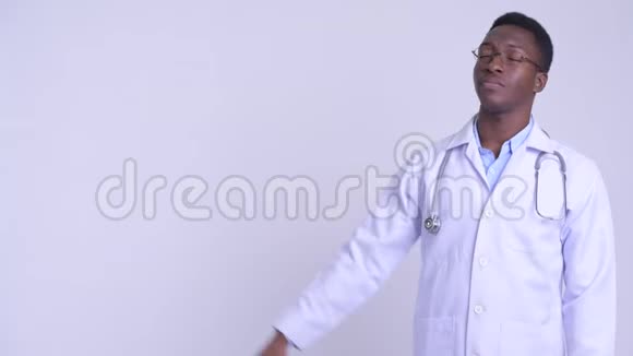 年轻快乐的非洲男子医生思考并指出视频的预览图