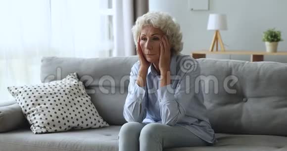 担心的老年妇女担心家里的健康问题视频的预览图