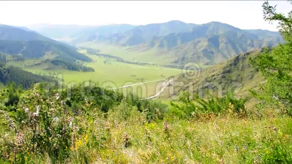 一个风景如画的山谷在山口的开头被山脉包围视频的预览图