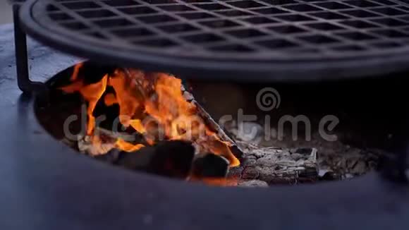 在新鲜空气中用金属烤架烧柴火特写镜头视频的预览图