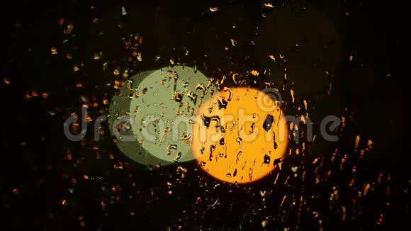 雨窗外闪烁的灯光视频的预览图