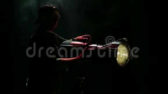 一个男性照明器轮廓一个轮廓光束特写镜头视频的预览图
