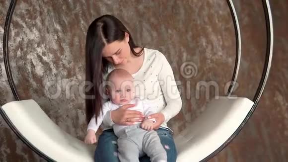 快乐的母亲和婴儿亲吻和拥抱产妇概念母亲美丽的幸福家庭摇摆视频的预览图