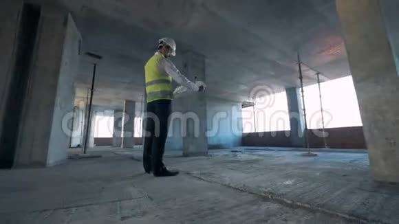 建筑工人站在未完工的建筑物里斯坦迪卡姆视频的预览图