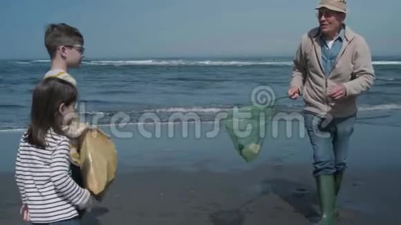 从海里捡垃圾的志愿者视频的预览图