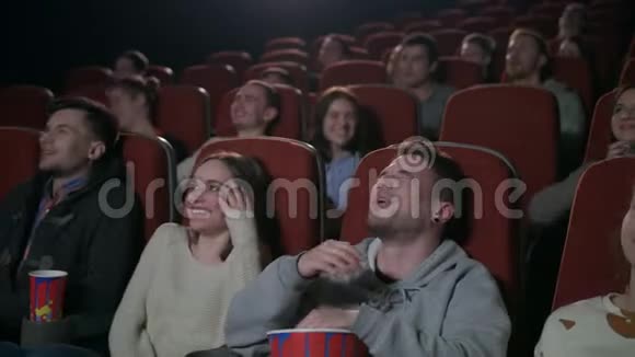 年轻人嘲笑电影院里的喜剧电影人们嘲笑电影院视频的预览图
