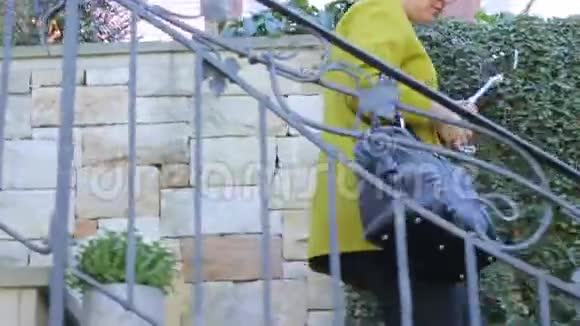 一个拿着袋子从楼梯上下来的女人视频的预览图