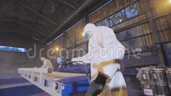 生产中的油漆零件纸浆涂料工厂里的人在油漆这件物品视频的预览图
