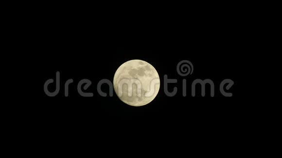在黑暗中孤立的月亮视频的预览图