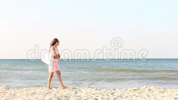 沙滩上有个包的女孩视频的预览图