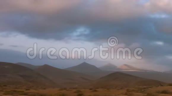 兰萨罗特蒂曼法亚山和云的早晨时间视频的预览图