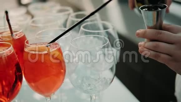 专业的酒保在酒吧准备鸡尾酒混合鸡尾酒的原料酒吧老板通过过滤器准备鸡尾酒视频的预览图