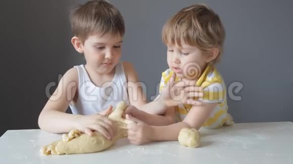 两个孩子用手捏面团视频的预览图