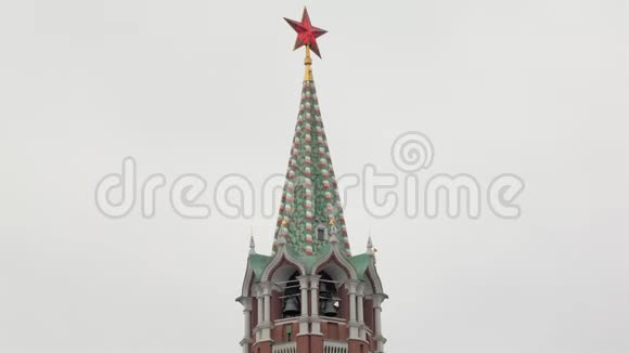 带有红星和铃铛的俄罗斯克里姆林宫塔顶的近景视频的预览图
