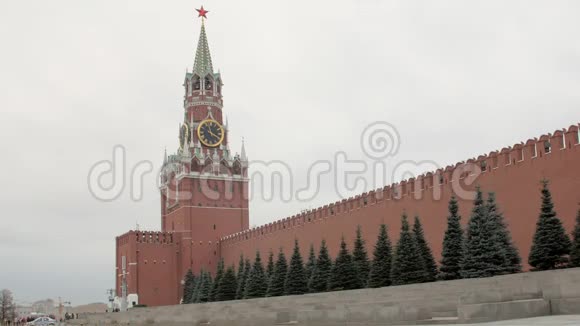 多云天气下俄罗斯克里姆林宫的红砖墙和斯巴达塔视频的预览图