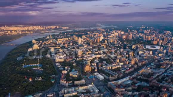 基辅在晚上的时间流逝从上面看基辅历史中心迈丹内扎莱日诺斯蒂空中镜头视频的预览图