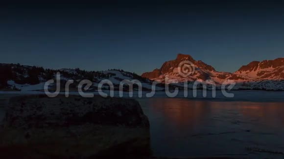 冰冻的山脉日出视频的预览图