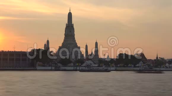 黎明寺在日落时分泰国曼谷视频的预览图