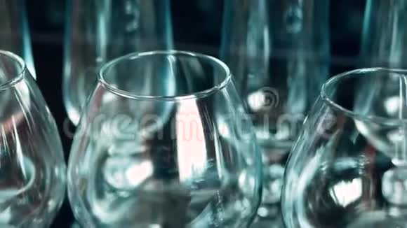空的玻璃酒杯相机从左到右移动特写视频的预览图