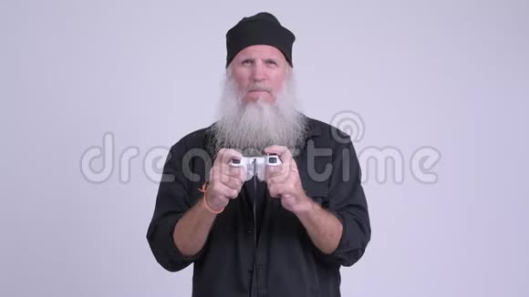 快乐成熟的留着胡子的时髦男人玩游戏赢了视频的预览图