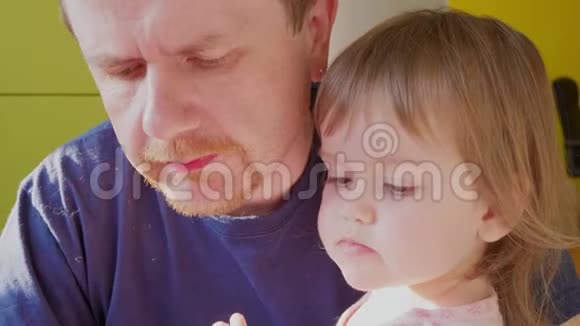 父亲在家里用勺子喂孩子忧心忡忡视频的预览图