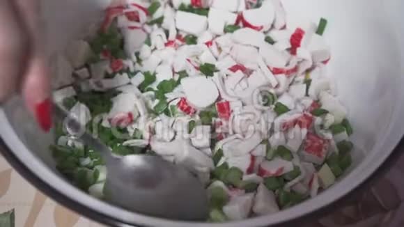 沙拉与蟹棒罐装玉米和青葱混合特写视频的预览图