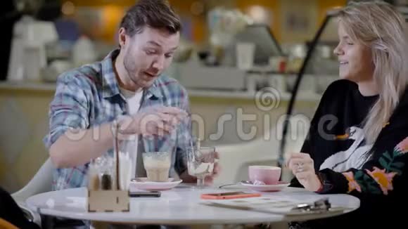 嘲笑一对享受咖啡和甜点的夫妇视频的预览图