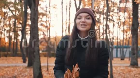 秋天公园里快乐的女人落叶秋天视频的预览图