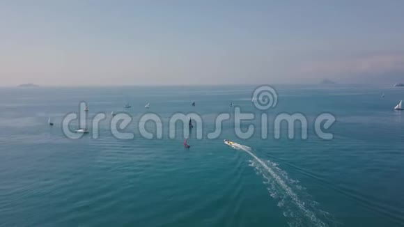 无人机在意大利海岸附近海面上的跨度船和船在水上地中海空中景观视频的预览图