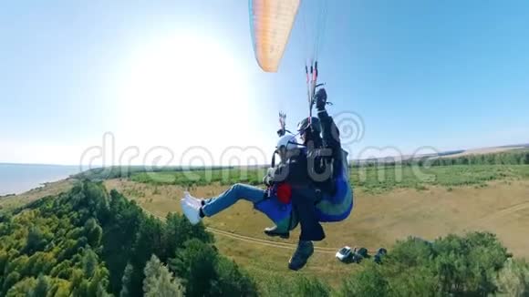 串联滑翔伞与滑翔伞在天空中飞行视频的预览图