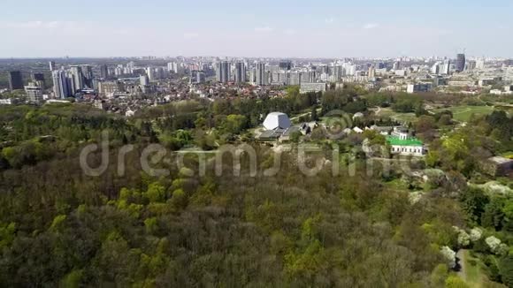 植物园中春天的鸟瞰图乌克兰基辅视频的预览图