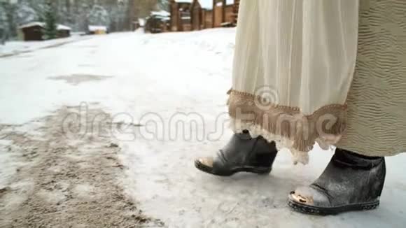 在雪地上行走的民族女孩视频的预览图