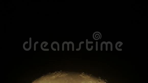 在黑暗的天空中升起的月亮视频的预览图