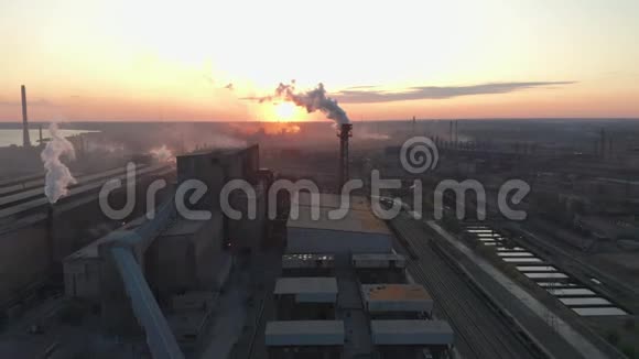 宗教观点工业区工厂烟囱冒出的烟雾造成空气污染视频的预览图