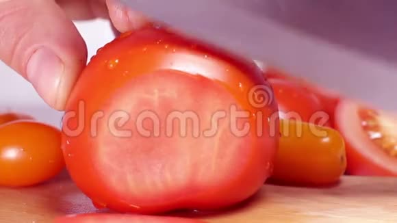 在木板上切番茄视频的预览图