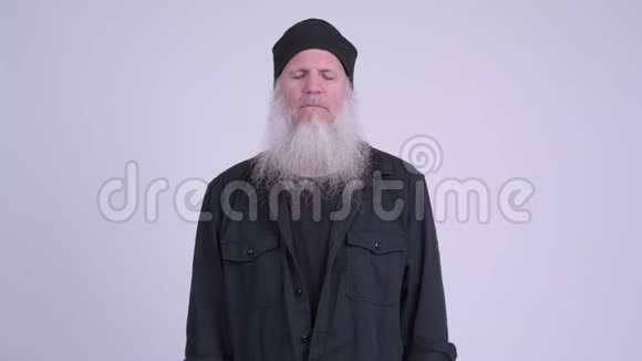 快乐成熟的留着胡须的时髦男人闭着眼睛放松视频的预览图