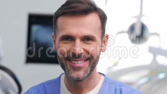 微笑男性口腔医生工作的肖像视频的预览图