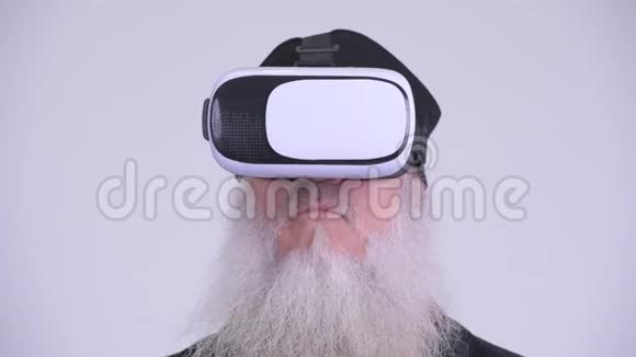 使用虚拟现实耳机的成熟大胡子潮人脸视频的预览图