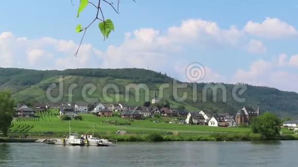 从Ellenz到Moselle河Beilstein的汽车和客运渡轮葡萄园美景视频的预览图