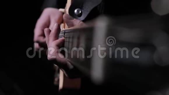 弹电吉他视频的预览图