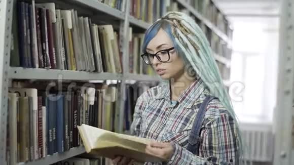 在图书馆专心读书的时髦女孩视频的预览图