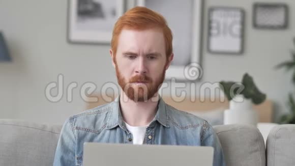 手提电脑上的头痛穿着创意胡子男视频的预览图
