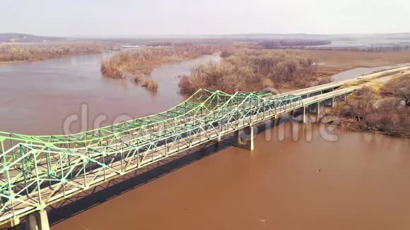 密苏里河上680号州际公路大桥因洪水清理而关闭视频的预览图