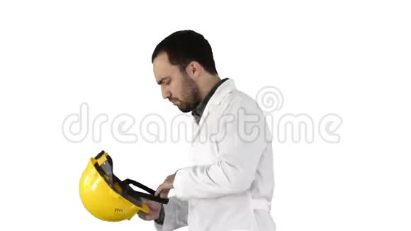 工程师或工人黄色安全头盔帽子戴在白色背景上的头部视频的预览图
