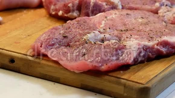 准备好的生肉放在厨房的木板上吃牛排的时候视频的预览图