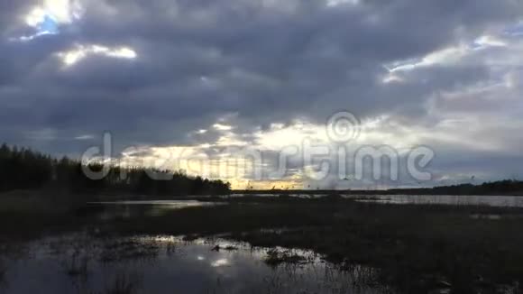 日落时云彩飞过湖面视频的预览图