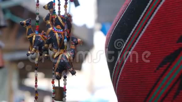 小骆驼形象传统工匠街市场旅游纪念品在以色列阿克里4K视频视频的预览图
