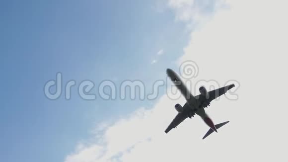 商业飞机降落在蓝天上视频的预览图