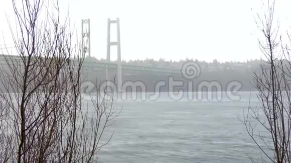塔科马在灰蒙蒙的雾和雨中缩小了桥视频的预览图